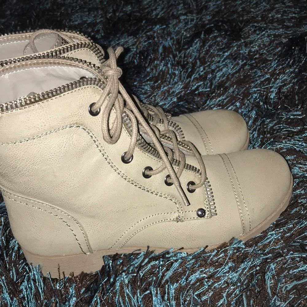 Boots - Picture 4 of 4